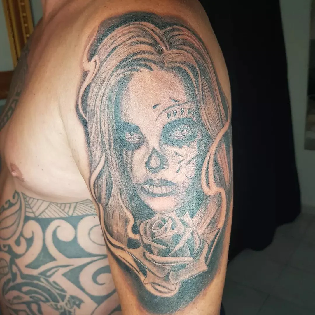 Tatouage réaliste chevalier templier sur mollet — JMJ Tattoo Sérignan