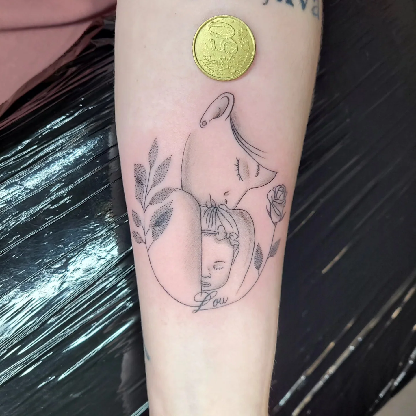 Petite hirondelle en fine line sur main - JMJ Tattoo Sérignan