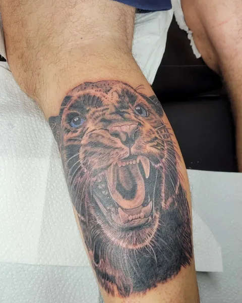 Tatouage noir et gris - JMJ Tattoo