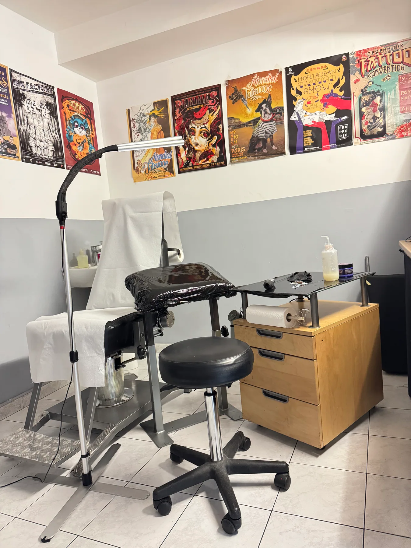 Matériel propre et rangé prêt pour la séance au salon JMJ Tattoo : savon, aiguilles stériles, encres