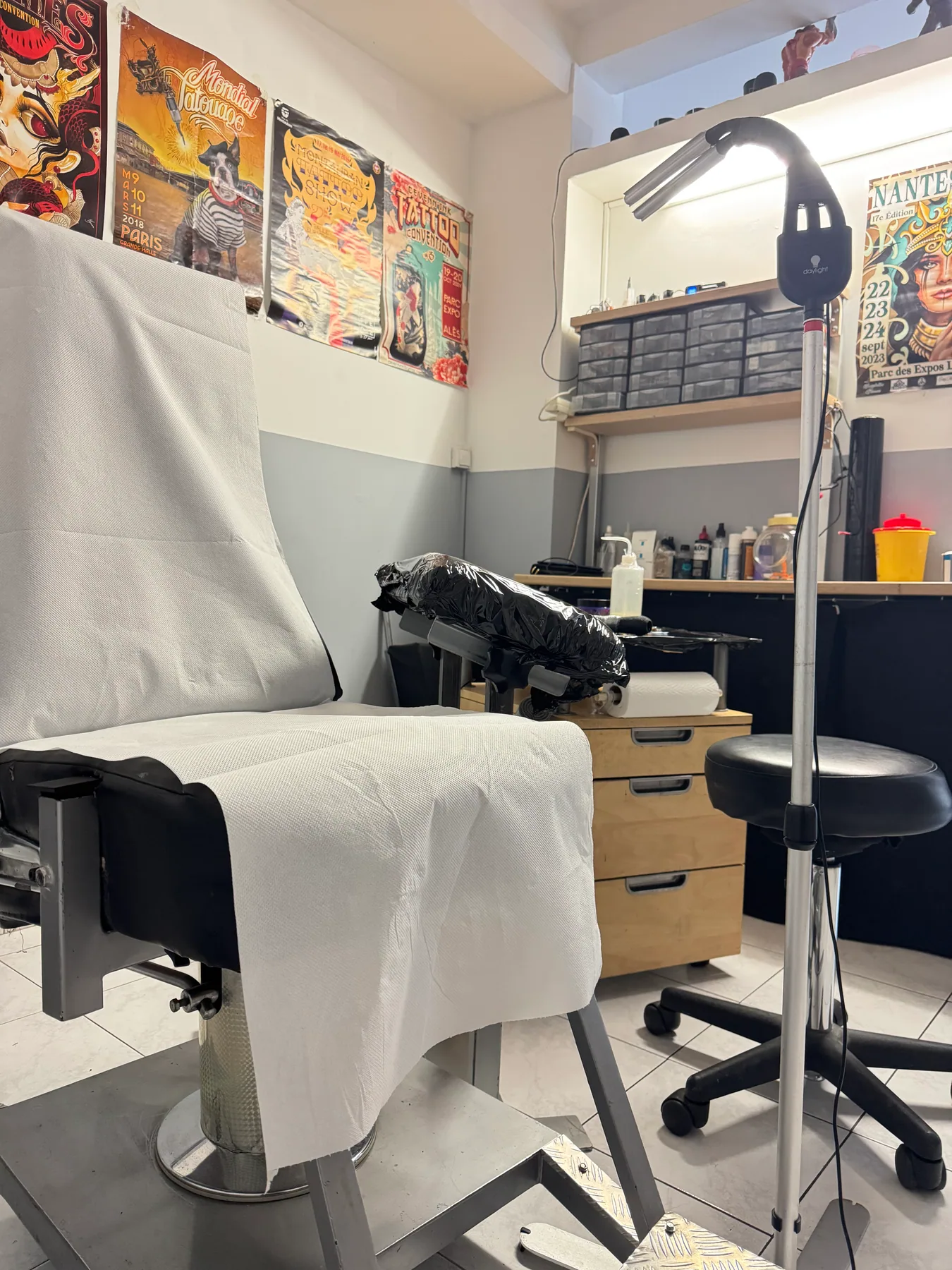 Table de tatouage prête pour la séance au salon JMJ Tattoo Sérignan