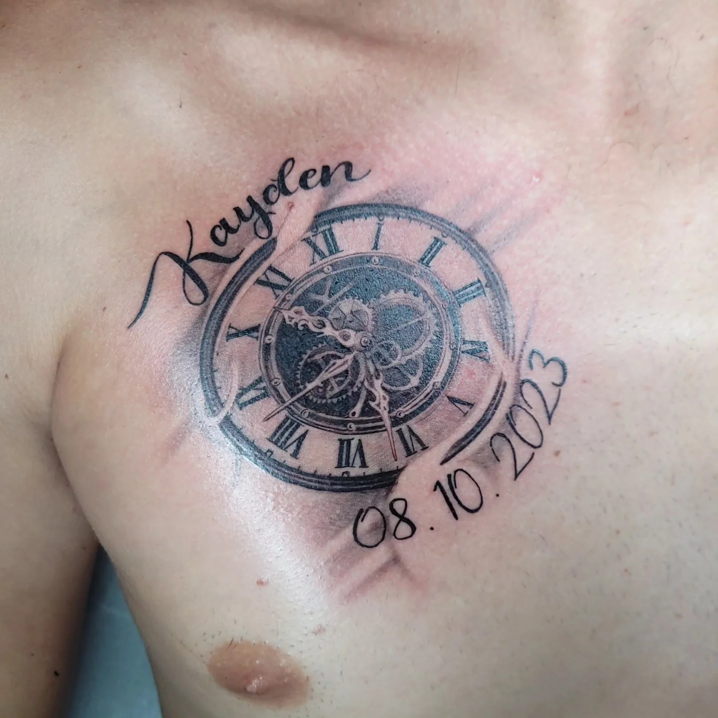 Tatouage mandala ornemental dotwork sur cuisse — JMJ Tattoo Sérignan